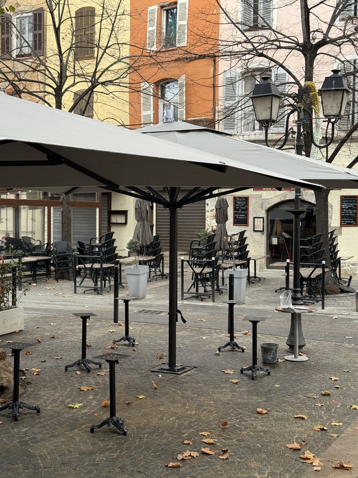 Parasols professionnels installés sur une terrasse de restaurant en exploitation